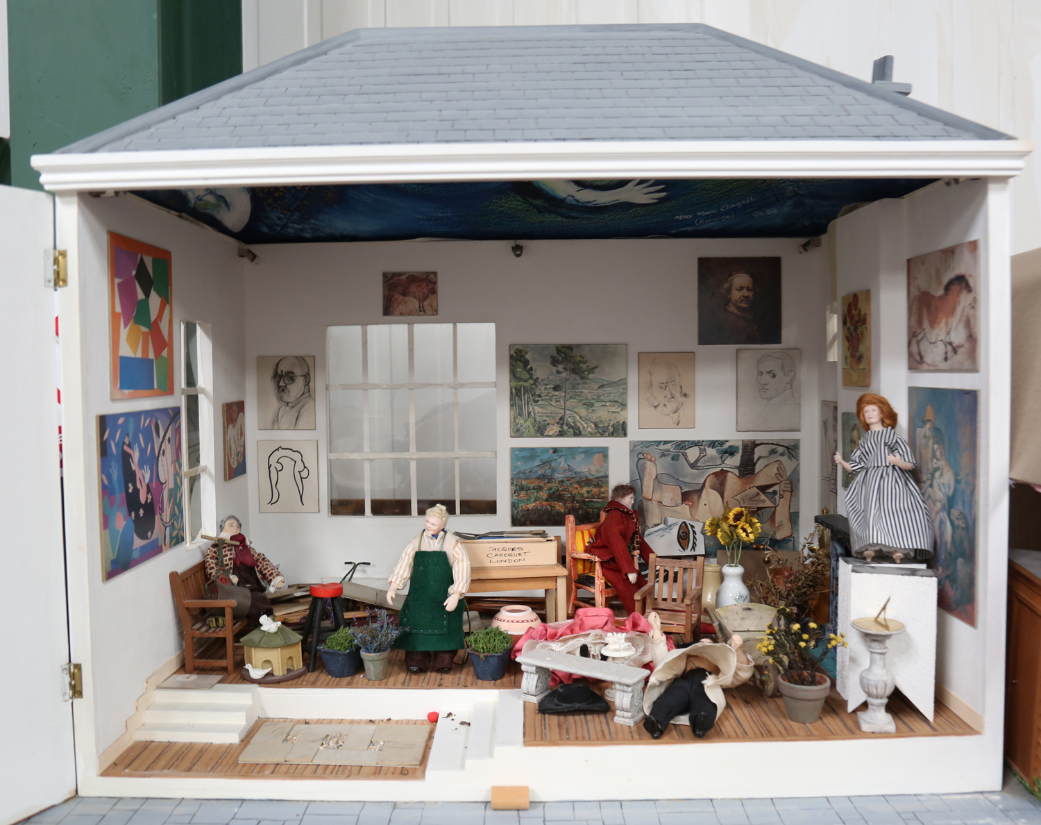 A modern single-storey doll's house/studio with pitched roof, the opening front revealing a room, - Image 6 of 12