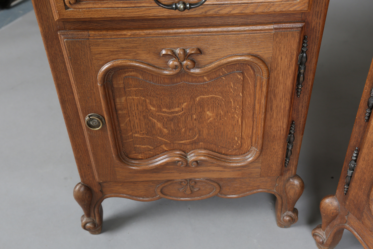 A pair of 20th century French oak marble-topped bedside cabinets, height 77cm, width 55cm, depth - Image 5 of 12