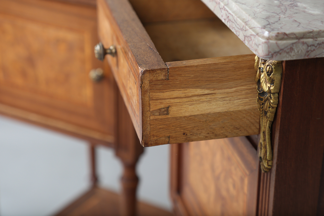A pair of early 20th century French marble-topped bedside cabinets with ormolu mounts and ceramic- - Image 4 of 15