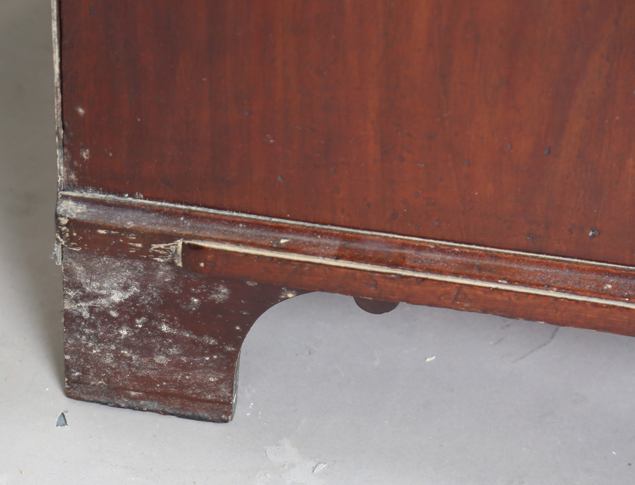 A George III mahogany bachelor's chest, the brushing slide above four graduated long drawers, on - Image 6 of 8