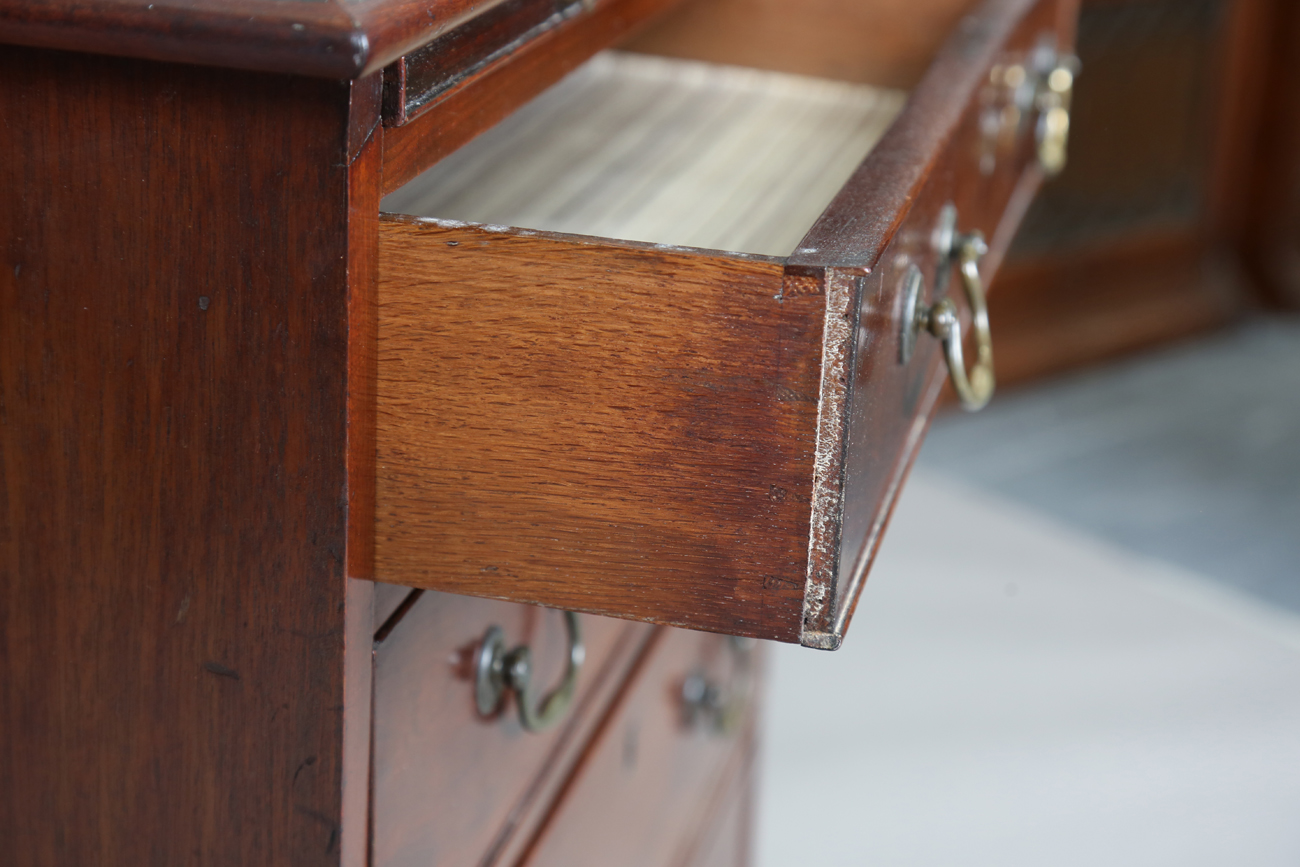 A George III mahogany bachelor's chest, the brushing slide above four graduated long drawers, on - Image 3 of 8
