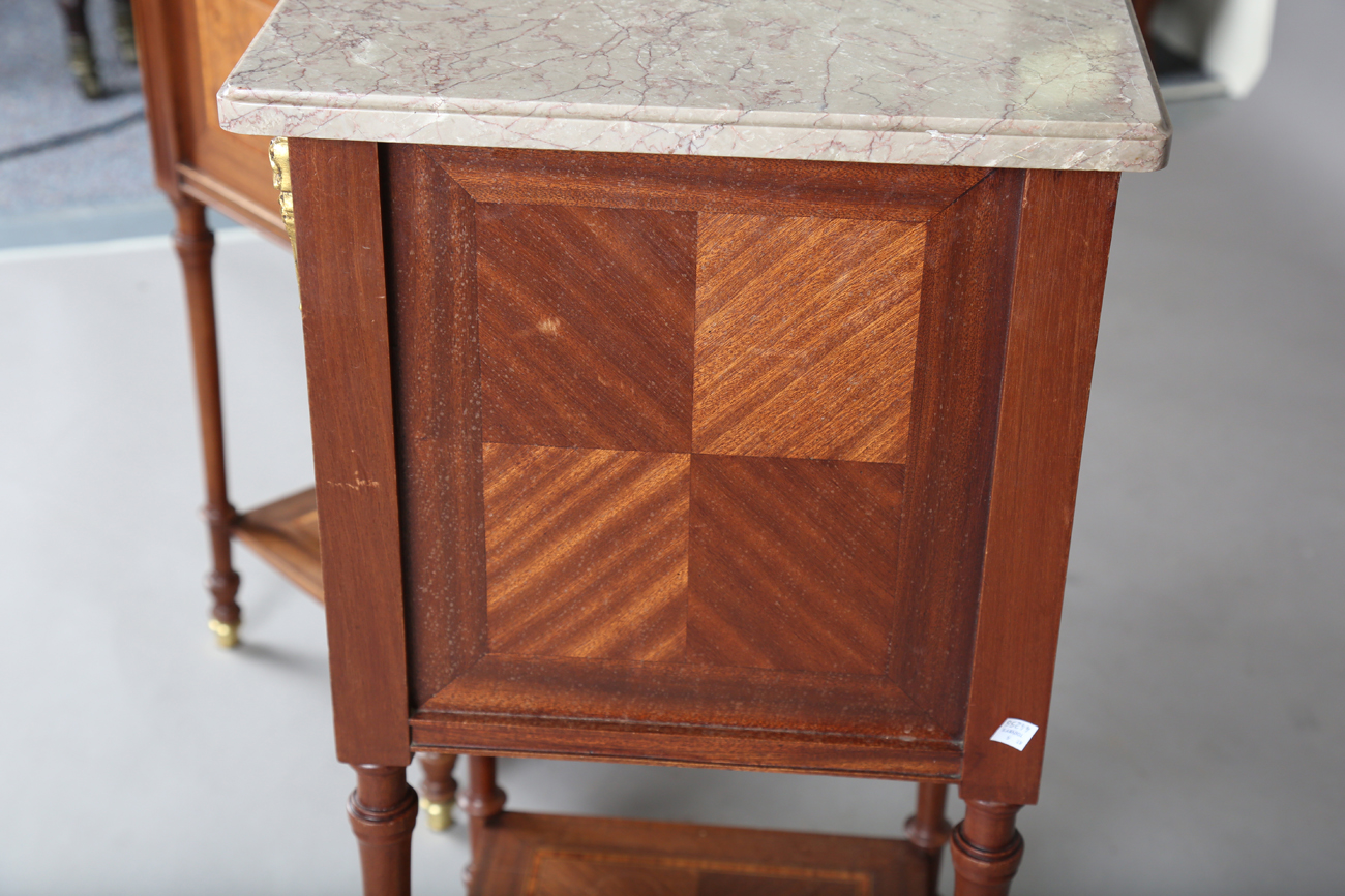 A pair of early 20th century French marble-topped bedside cabinets with ormolu mounts and ceramic- - Image 8 of 15