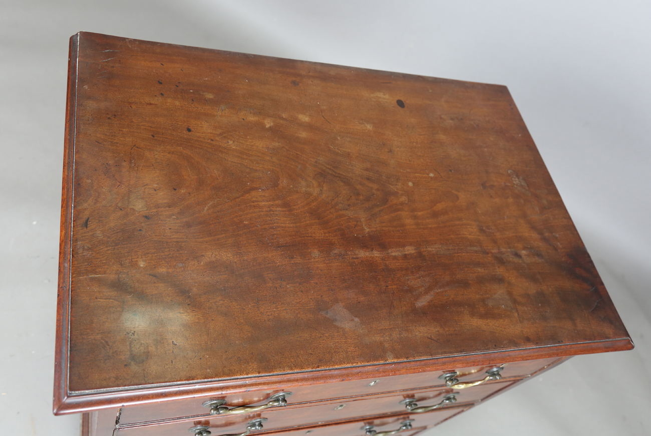 A George III mahogany bachelor's chest, the brushing slide above four graduated long drawers, on - Image 2 of 8