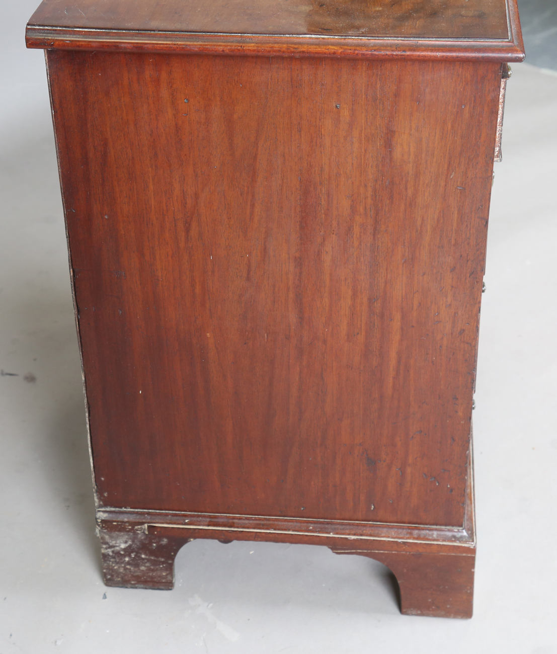 A George III mahogany bachelor's chest, the brushing slide above four graduated long drawers, on - Image 5 of 8