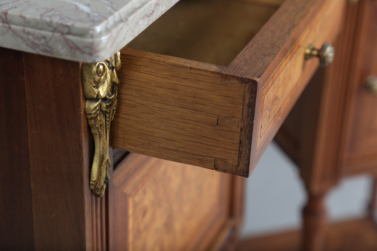 A pair of early 20th century French marble-topped bedside cabinets with ormolu mounts and ceramic- - Image 10 of 15