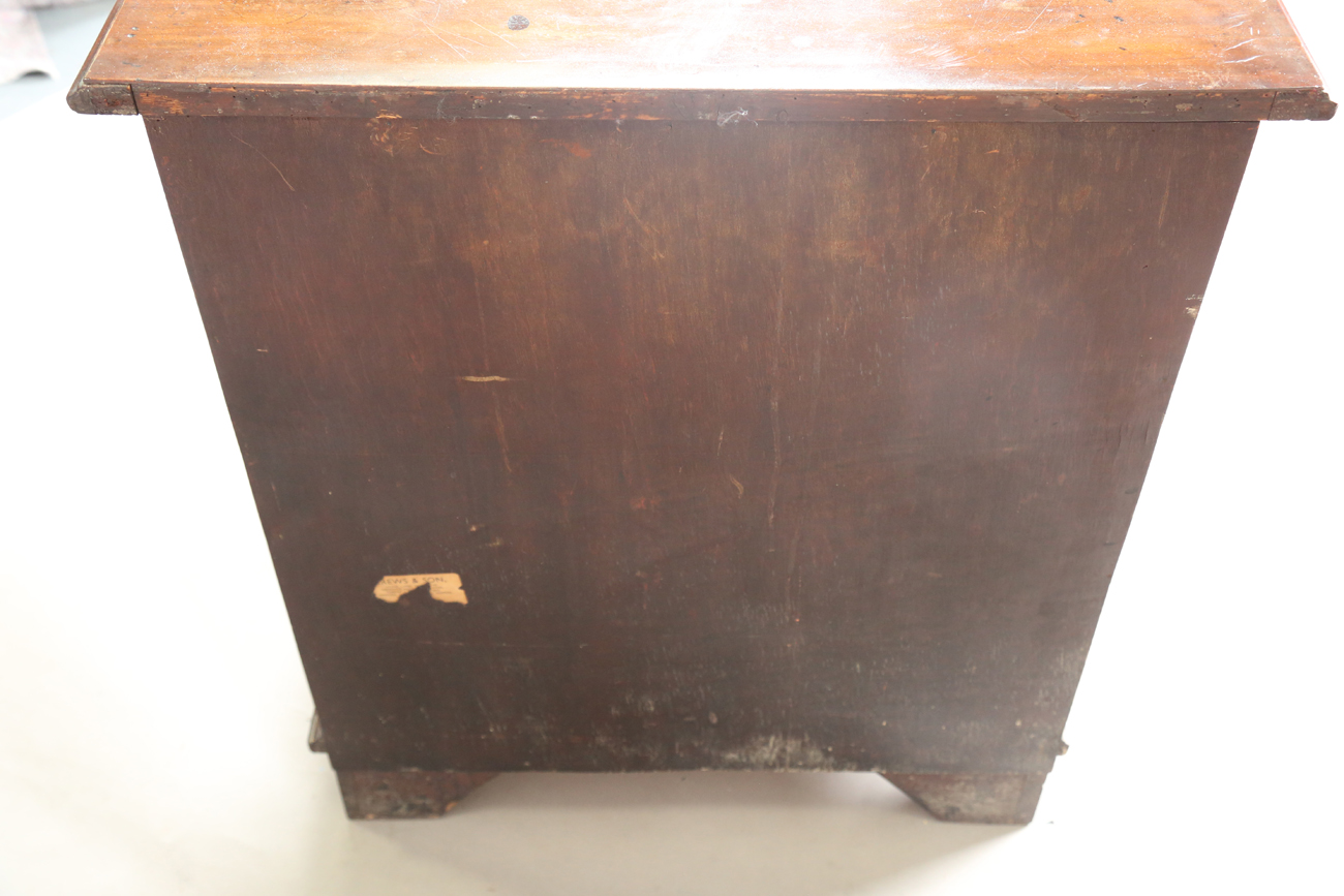A George III mahogany bachelor's chest, the brushing slide above four graduated long drawers, on - Image 8 of 8
