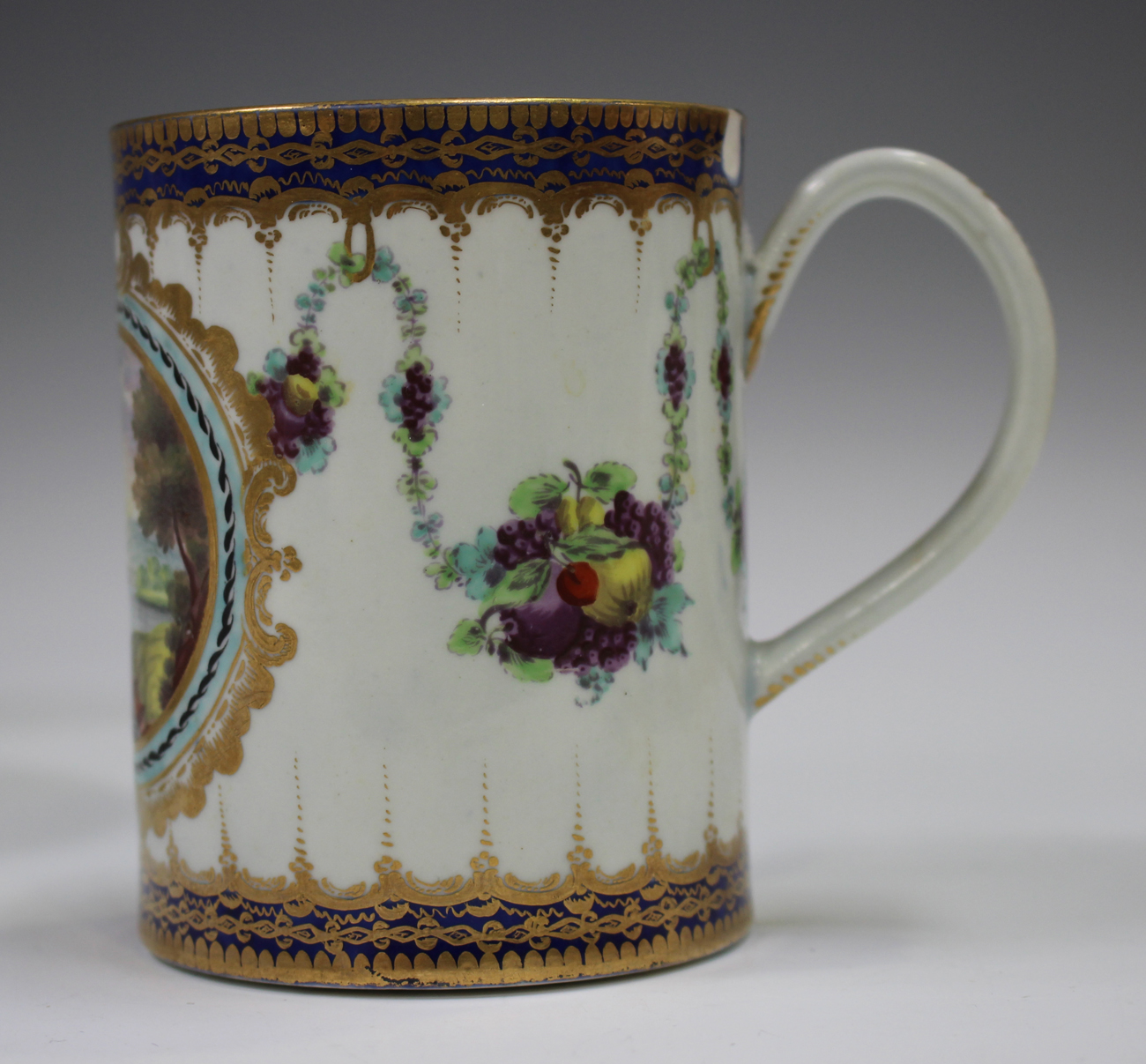 A small group of mostly English teawares, late 18th century, including a Worcester Dalhousie type - Bild 4 aus 5