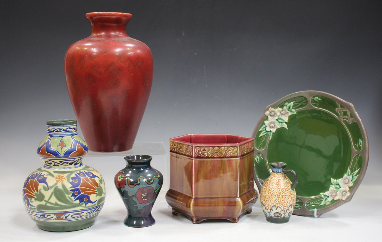 A large mixed group of mostly British art and decorative pottery, late 19th and 20th century, - Bild 4 aus 7