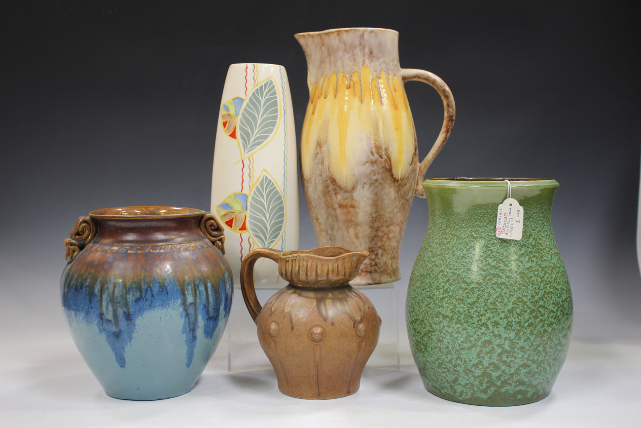 A large mixed group of mostly British art and decorative pottery, late 19th and 20th century, - Bild 5 aus 7