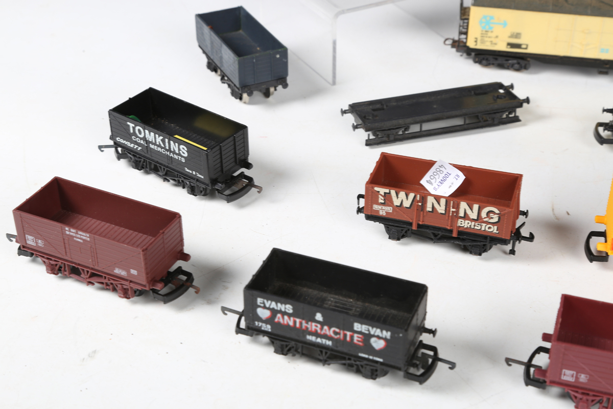 A good collection of Lima gauge OO coaches and goods rolling stock in various liveries, some - Bild 13 aus 25