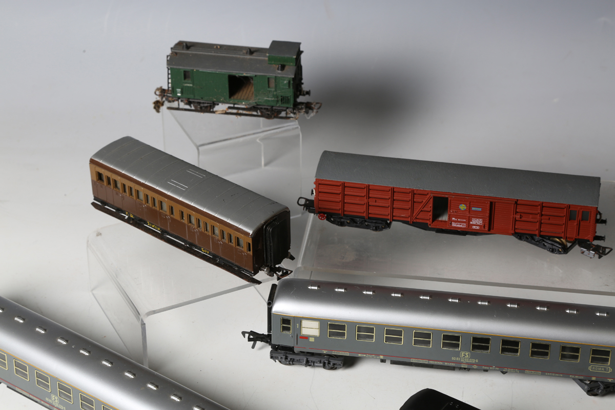 A collection of Liliput, RoCo, Rivarossi and Replica Railways coaches and goods rolling stock, - Bild 9 aus 16