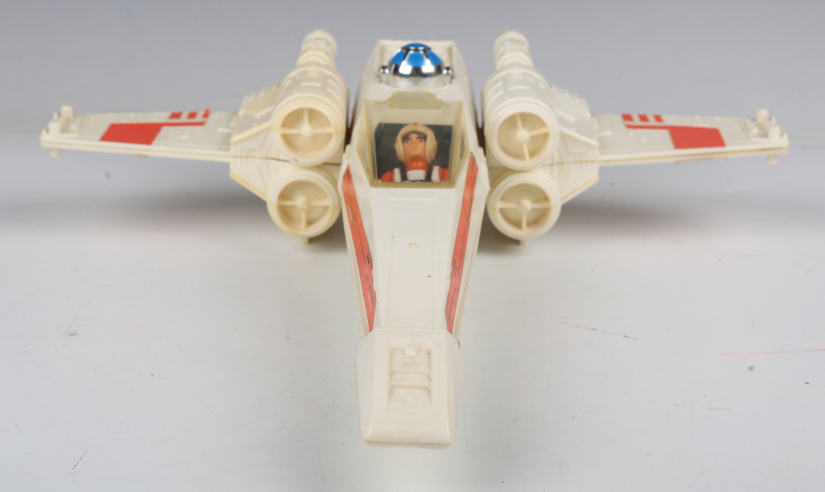 A collection of Star Wars figures and accessories, including Kenner X-Wing, Speeder Bike, - Bild 19 aus 29