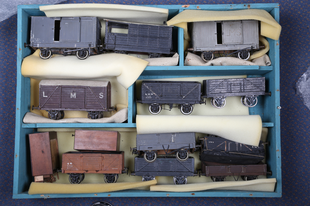 A collection of gauge 1 trains and accessories, comprising electric 4-6-0 locomotive and tender in - Bild 26 aus 55