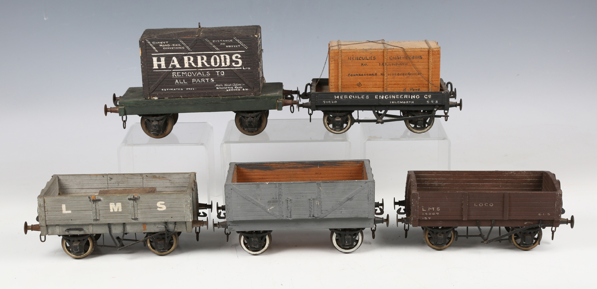 A collection of gauge 1 trains and accessories, comprising electric 4-6-0 locomotive and tender in - Bild 21 aus 55