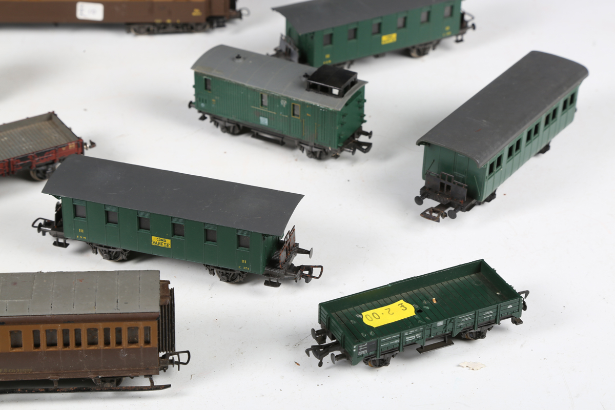 A collection of Liliput, RoCo, Rivarossi and Replica Railways coaches and goods rolling stock, - Bild 13 aus 16