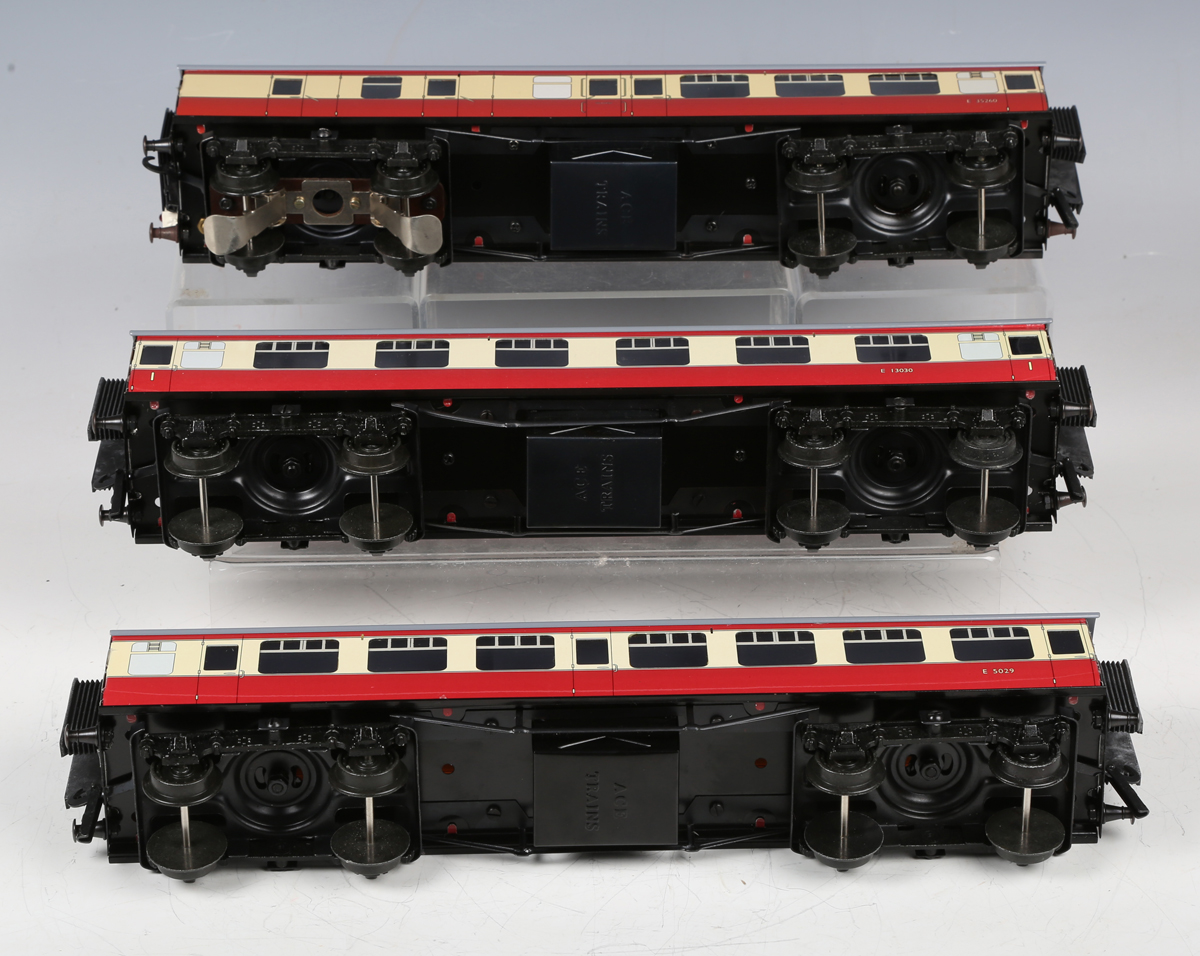 An Ace Trains gauge O C/5 set of three BR Mk1 coaches in red and cream, boxed.Buyer’s Premium 29. - Bild 8 aus 9