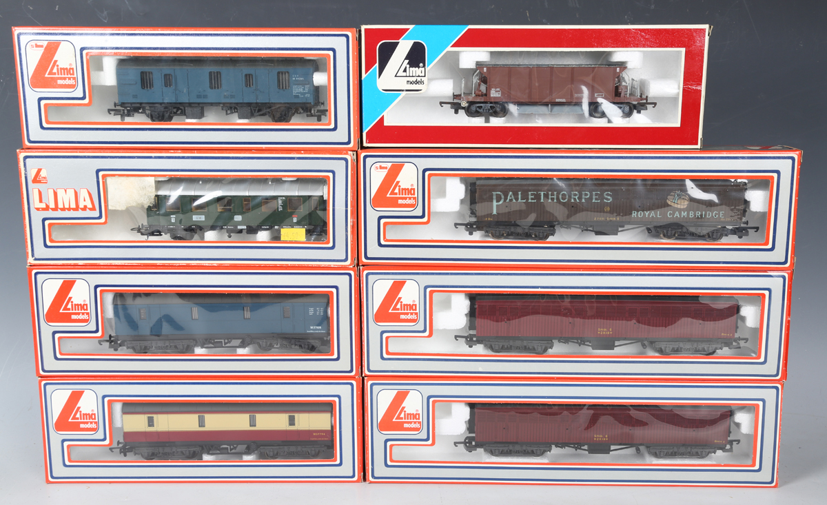A good collection of Lima gauge OO coaches and goods rolling stock in various liveries, some - Bild 10 aus 25