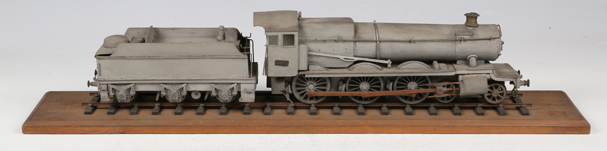 A wooden gauge O model of a 4-6-0 steam locomotive 6807 'Hewell Grange' and tender in WD grey - Bild 9 aus 11