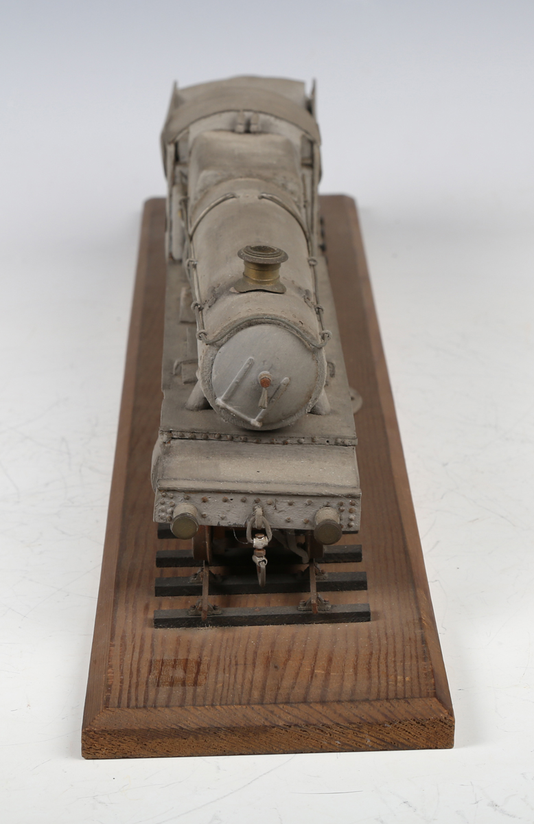 A wooden gauge O model of a 4-6-0 steam locomotive 6807 'Hewell Grange' and tender in WD grey - Bild 10 aus 11