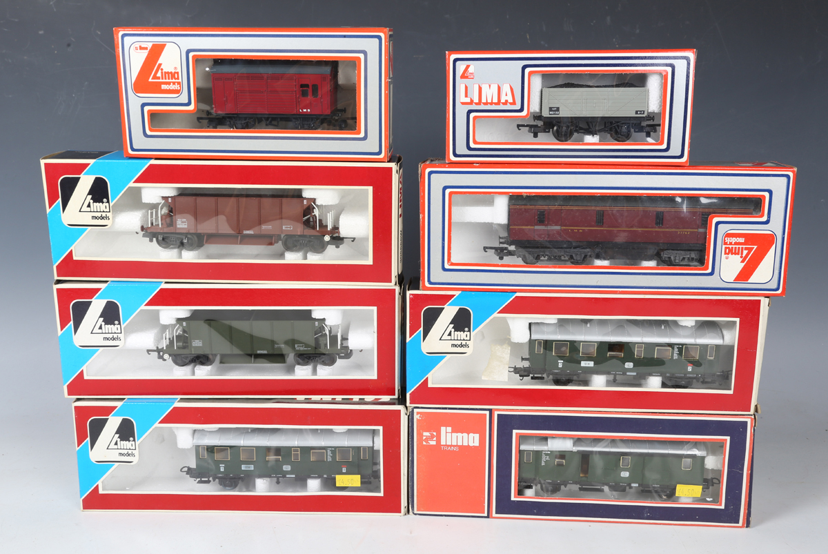 A good collection of Lima gauge OO coaches and goods rolling stock in various liveries, some - Bild 3 aus 25