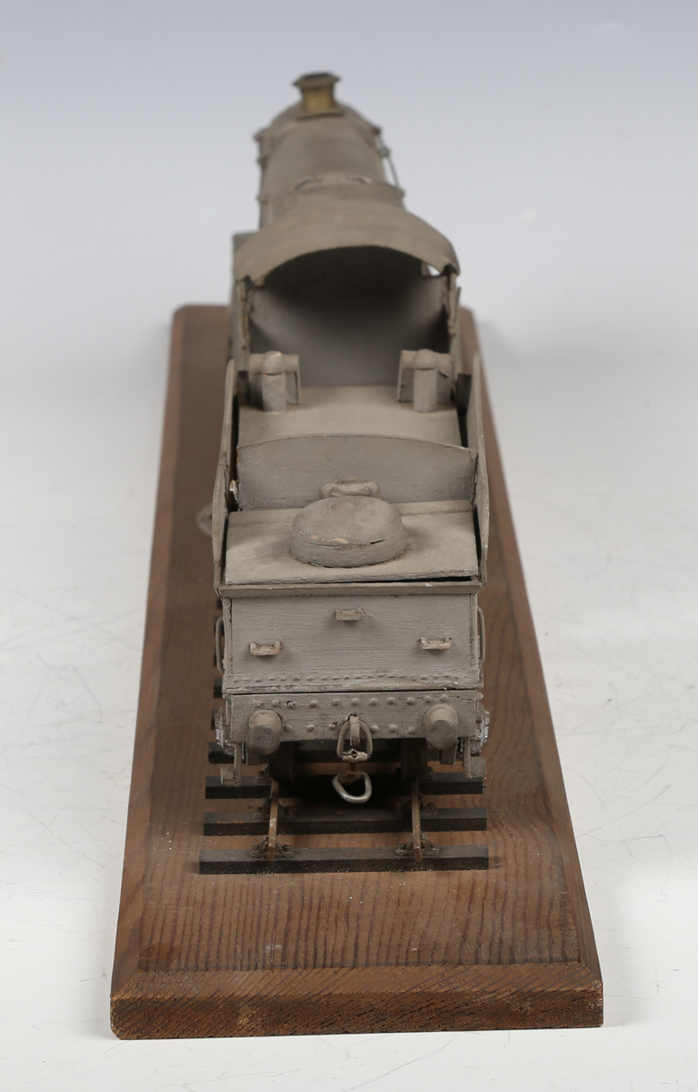 A wooden gauge O model of a 4-6-0 steam locomotive 6807 'Hewell Grange' and tender in WD grey - Bild 8 aus 11