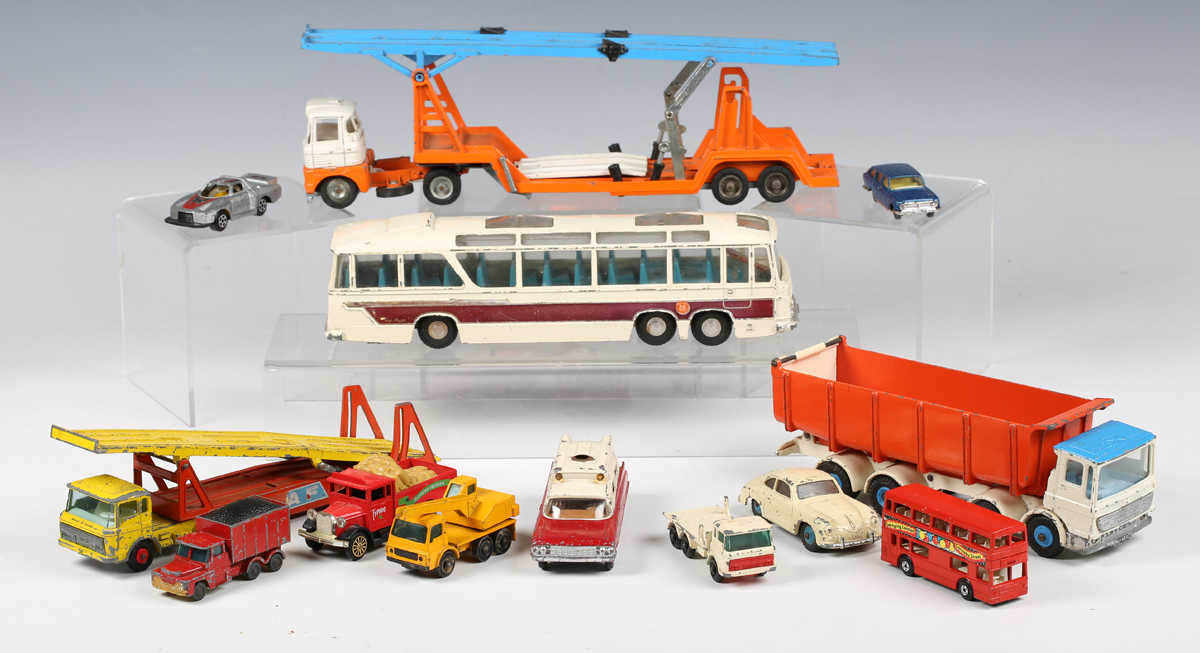 A collection of diecast vehicles, including three Corgi Toys Chipperfield's Circus vehicles, Dinky - Bild 12 aus 19