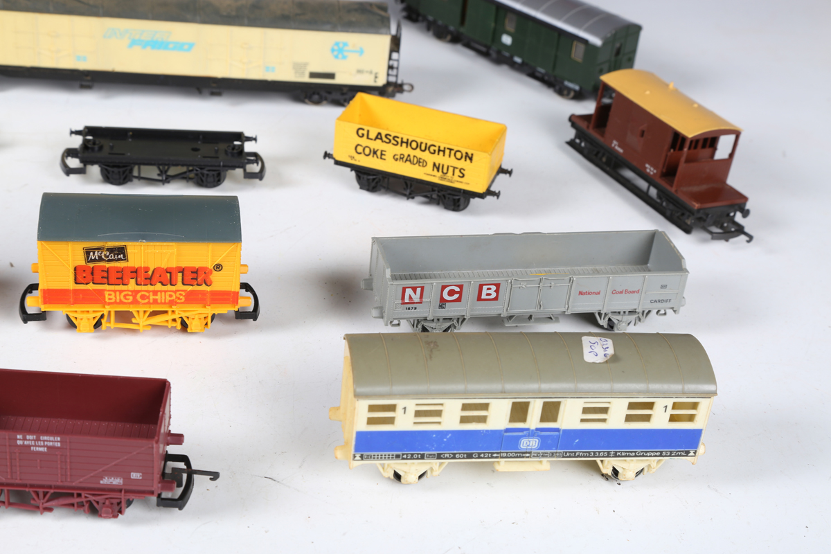 A good collection of Lima gauge OO coaches and goods rolling stock in various liveries, some - Bild 12 aus 25