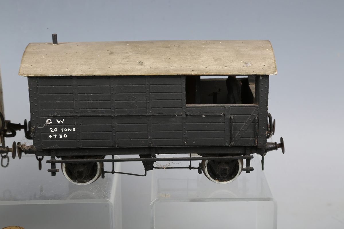 A collection of gauge 1 trains and accessories, comprising electric 4-6-0 locomotive and tender in - Bild 9 aus 55