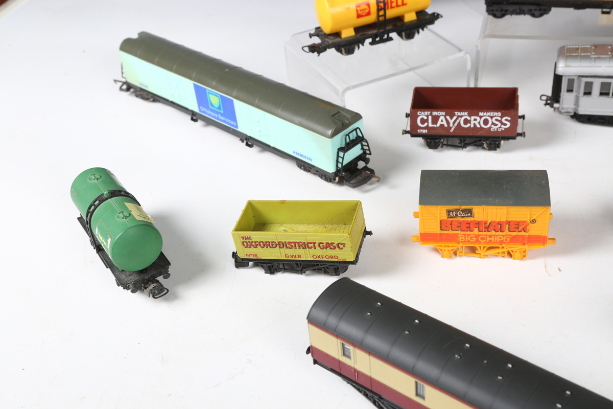 A good collection of Lima gauge OO coaches and goods rolling stock in various liveries, some - Bild 23 aus 25