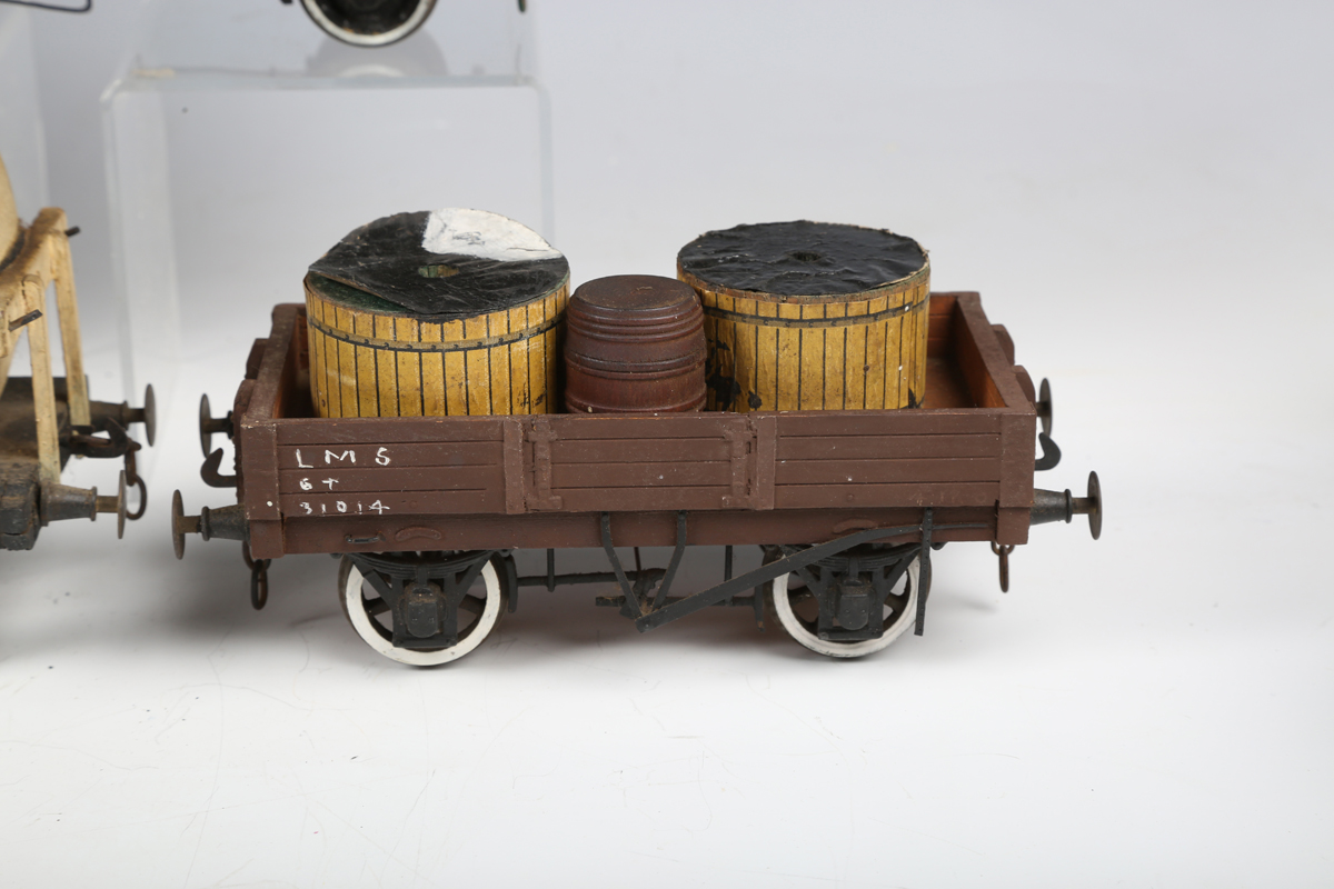 A collection of gauge 1 trains and accessories, comprising electric 4-6-0 locomotive and tender in - Bild 11 aus 55