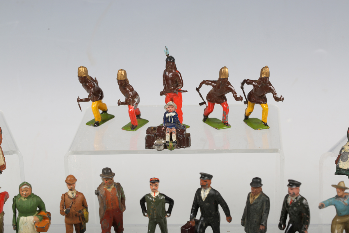 A collection of Britains, John Hill & Co and other lead figures and accessories, including station - Bild 11 aus 15