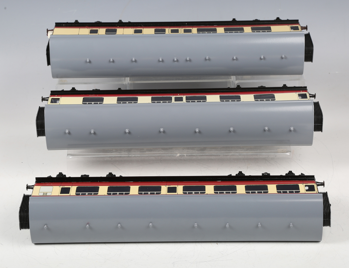 An Ace Trains gauge O C/5 set of three BR Mk1 coaches in red and cream, boxed.Buyer’s Premium 29. - Bild 7 aus 9
