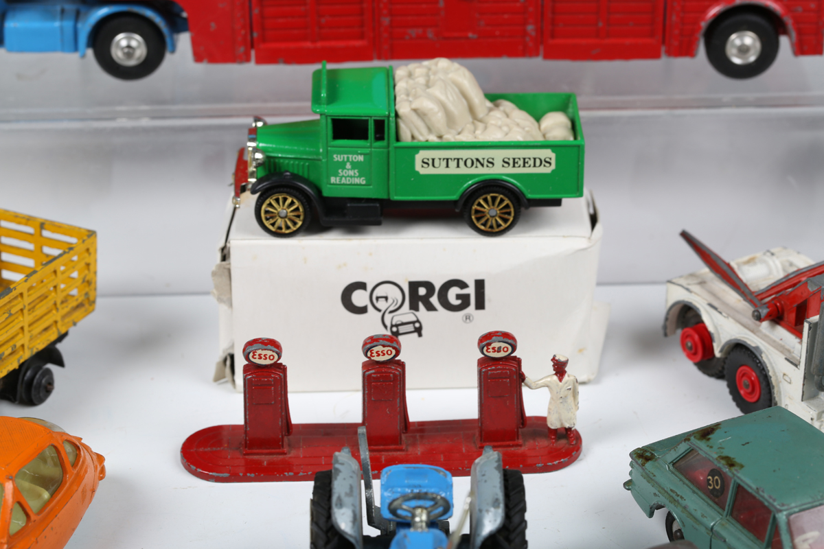 A collection of diecast vehicles, including three Corgi Toys Chipperfield's Circus vehicles, Dinky - Bild 17 aus 19