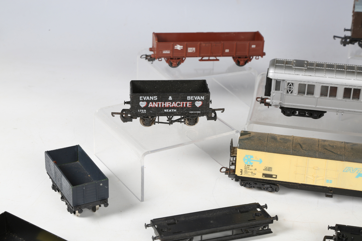 A good collection of Lima gauge OO coaches and goods rolling stock in various liveries, some - Bild 14 aus 25