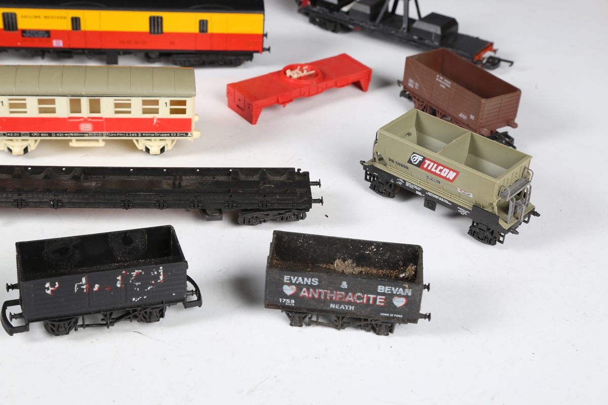 A good collection of Lima gauge OO coaches and goods rolling stock in various liveries, some - Bild 17 aus 25