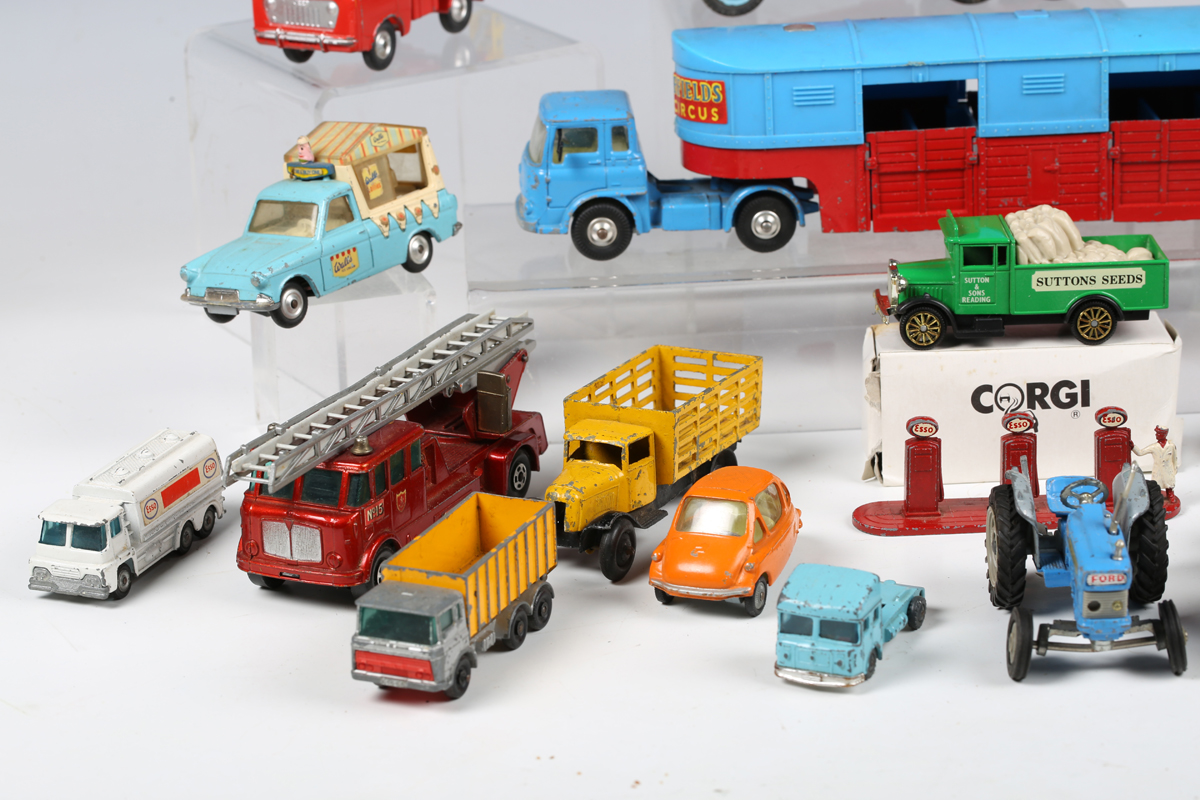 A collection of diecast vehicles, including three Corgi Toys Chipperfield's Circus vehicles, Dinky - Bild 19 aus 19