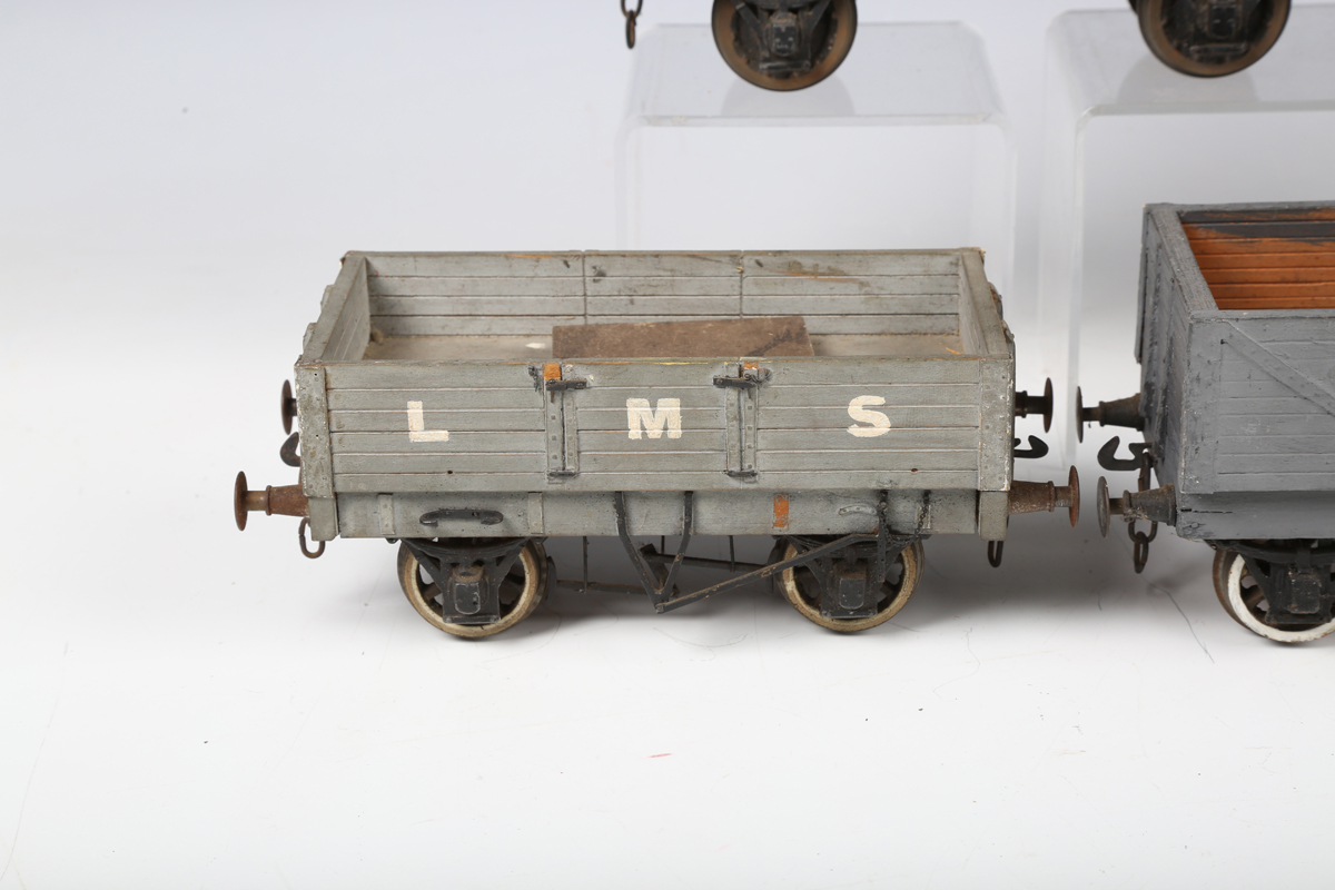 A collection of gauge 1 trains and accessories, comprising electric 4-6-0 locomotive and tender in - Bild 18 aus 55