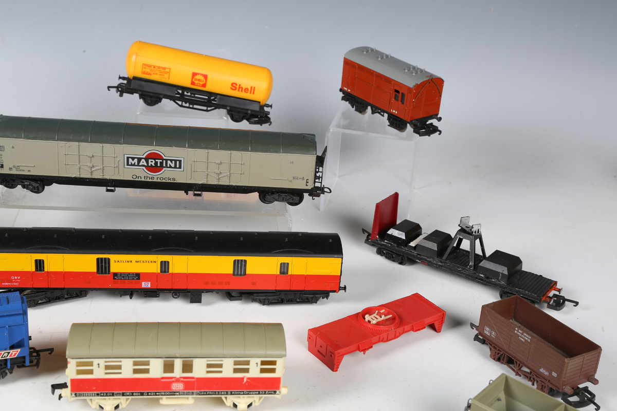 A good collection of Lima gauge OO coaches and goods rolling stock in various liveries, some - Bild 19 aus 25