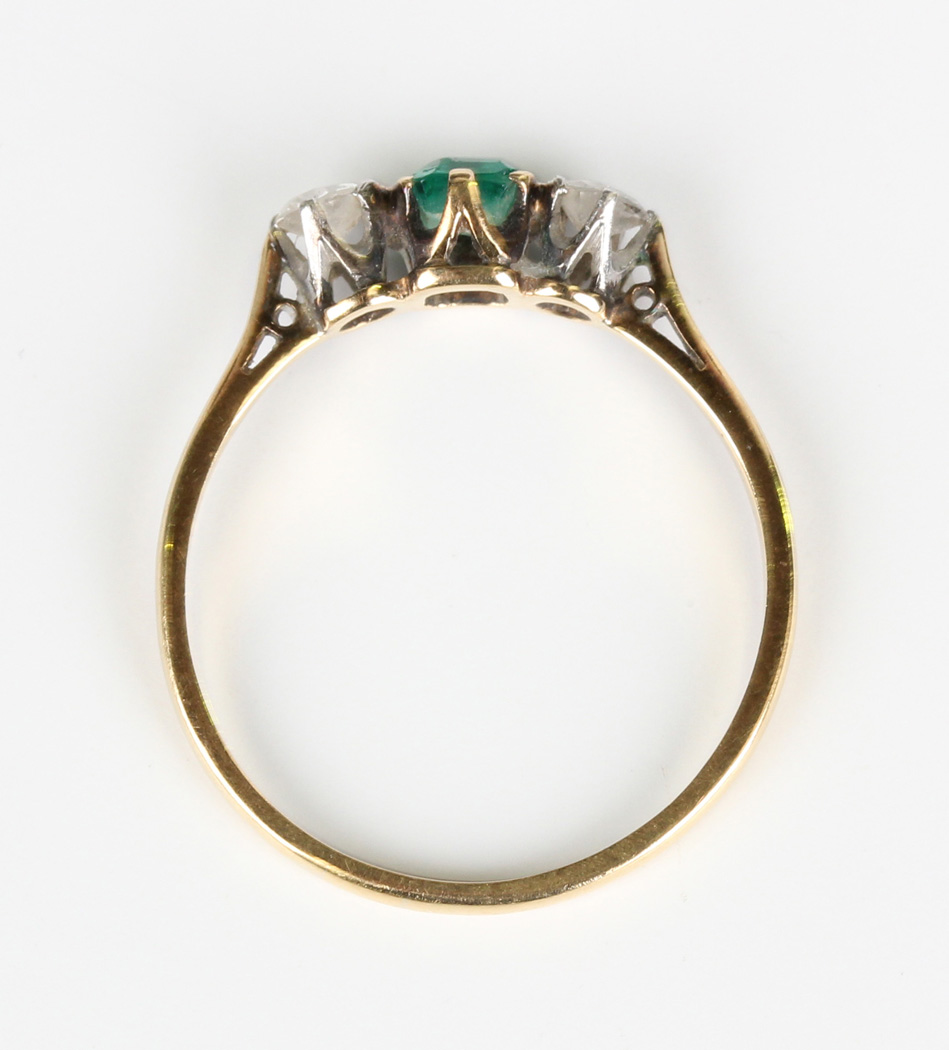 A gold, platinum, emerald and diamond three stone ring, mounted with a rectangular cut emerald - Bild 3 aus 5