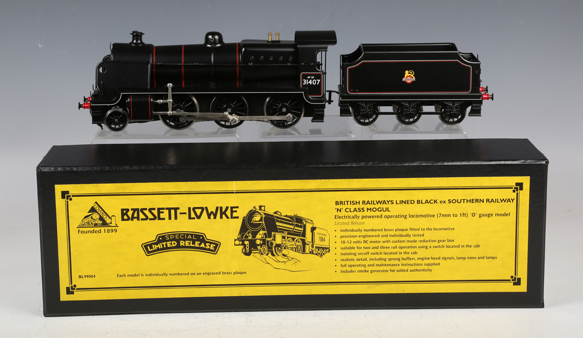 A modern Bassett-Lowke gauge O electric BL99004 N Class Mogul locomotive 31407 ex-Southern - Bild 9 aus 9