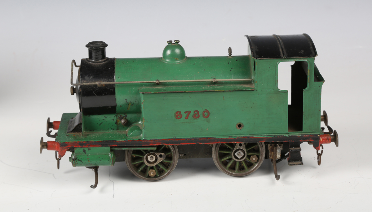 A collection of gauge 1 trains and accessories, comprising electric 4-6-0 locomotive and tender in - Bild 39 aus 55