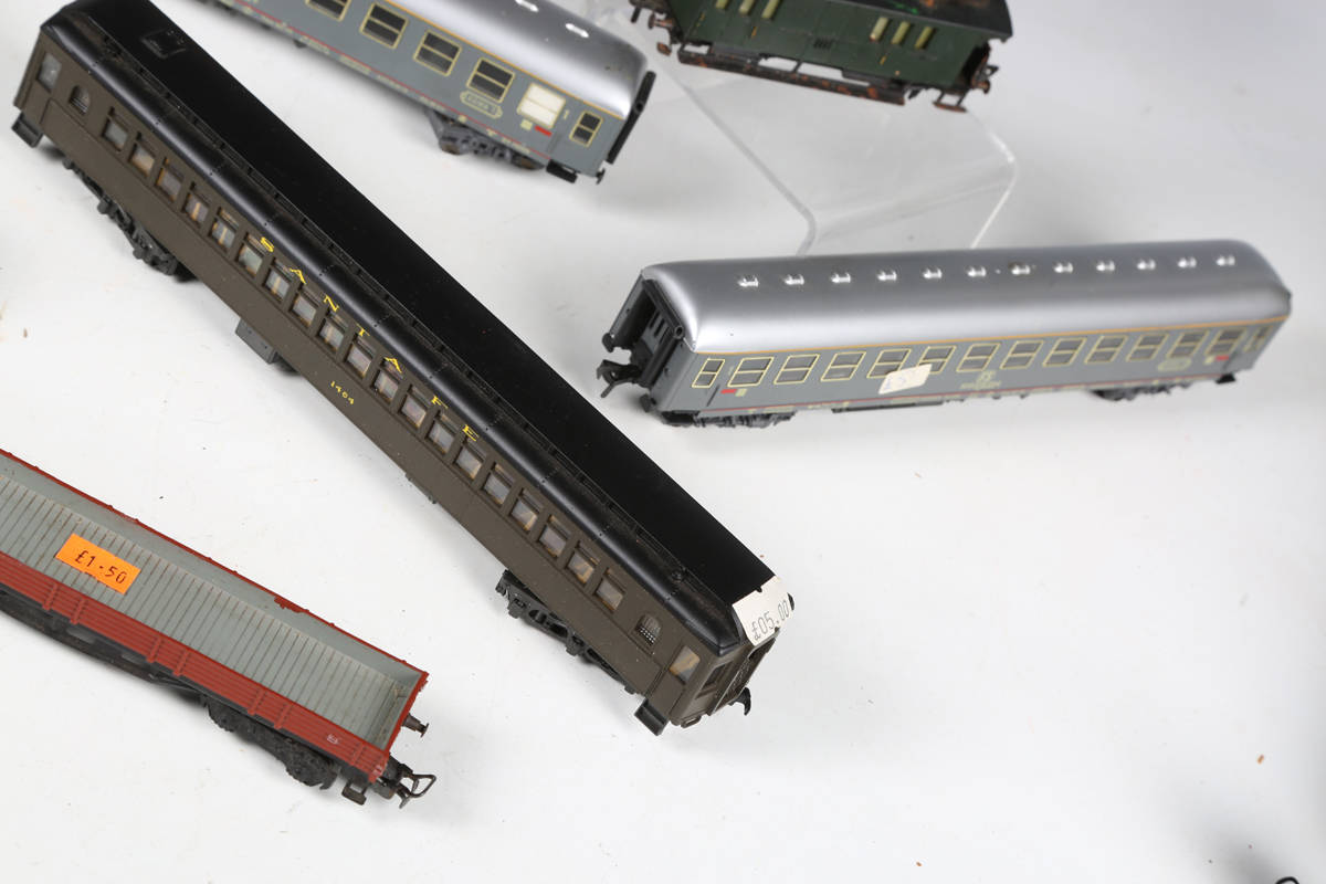 A collection of Liliput, RoCo, Rivarossi and Replica Railways coaches and goods rolling stock, - Bild 7 aus 16