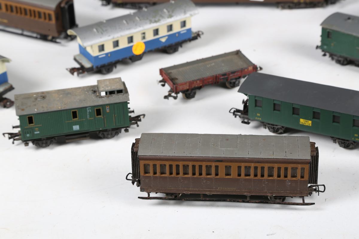 A collection of Liliput, RoCo, Rivarossi and Replica Railways coaches and goods rolling stock, - Bild 12 aus 16