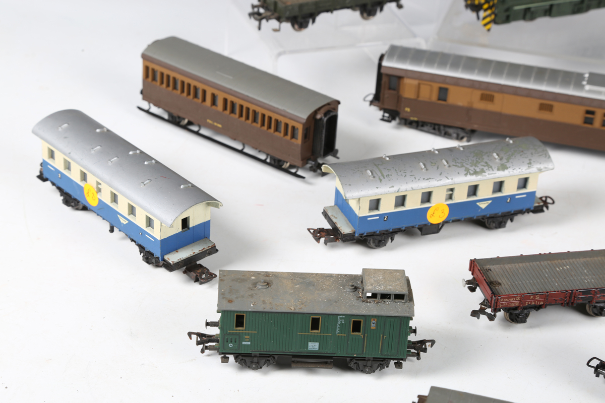 A collection of Liliput, RoCo, Rivarossi and Replica Railways coaches and goods rolling stock, - Bild 14 aus 16