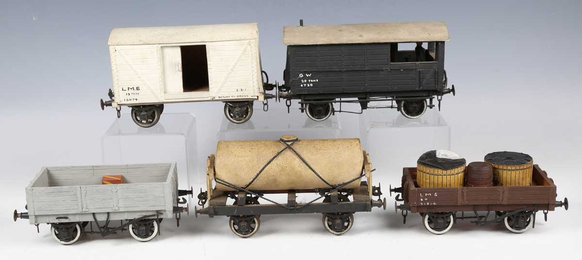 A collection of gauge 1 trains and accessories, comprising electric 4-6-0 locomotive and tender in - Bild 14 aus 55