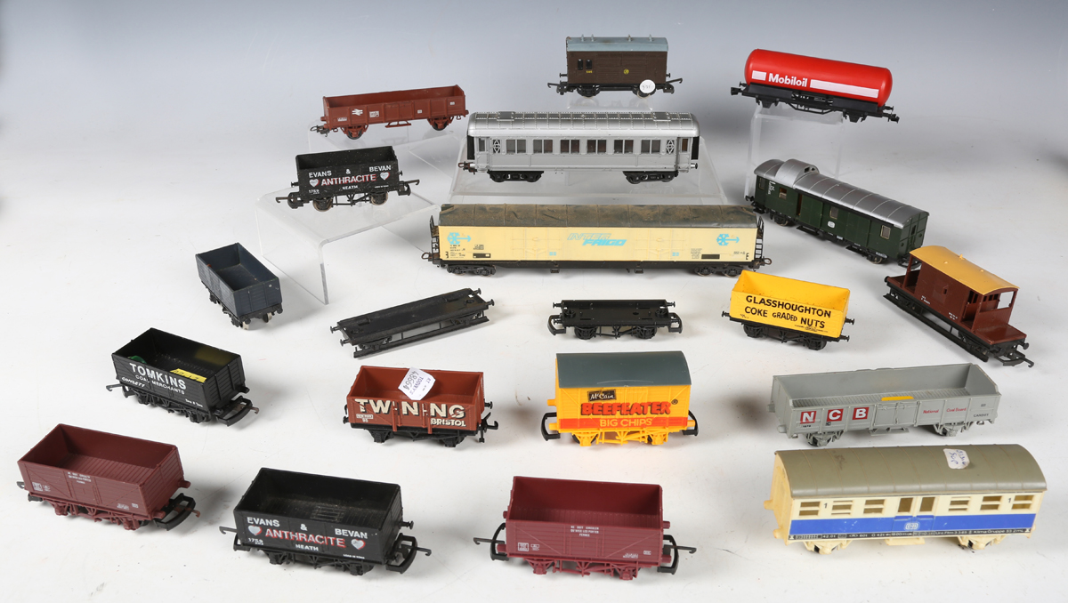 A good collection of Lima gauge OO coaches and goods rolling stock in various liveries, some - Bild 16 aus 25