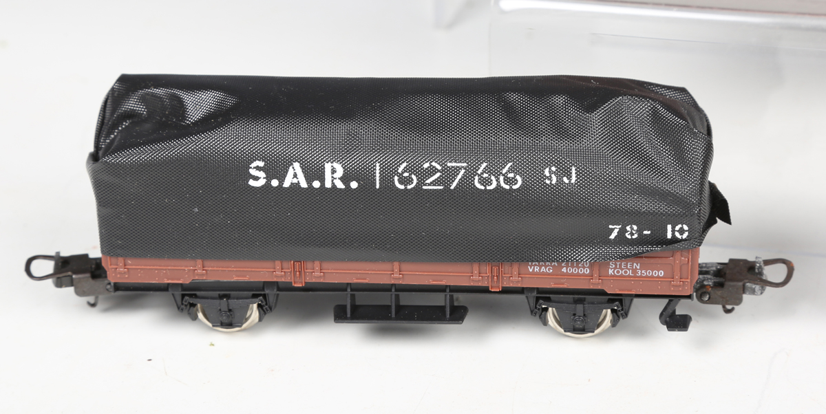 A small collection of Lima gauge OO railway items, including Trans Karoo set in SAR maroon and - Bild 4 aus 15