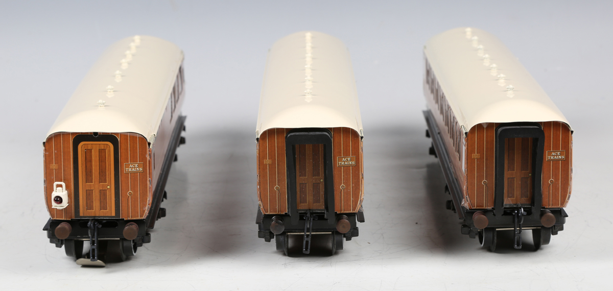 An Ace Trains gauge O C/4 set of three LNER 'teak' coaches with 'The Flying Scotsman' name plates, - Bild 6 aus 9