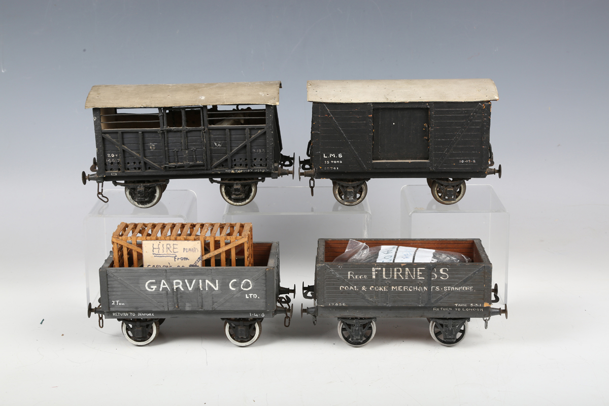 A collection of gauge 1 trains and accessories, comprising electric 4-6-0 locomotive and tender in - Bild 8 aus 55