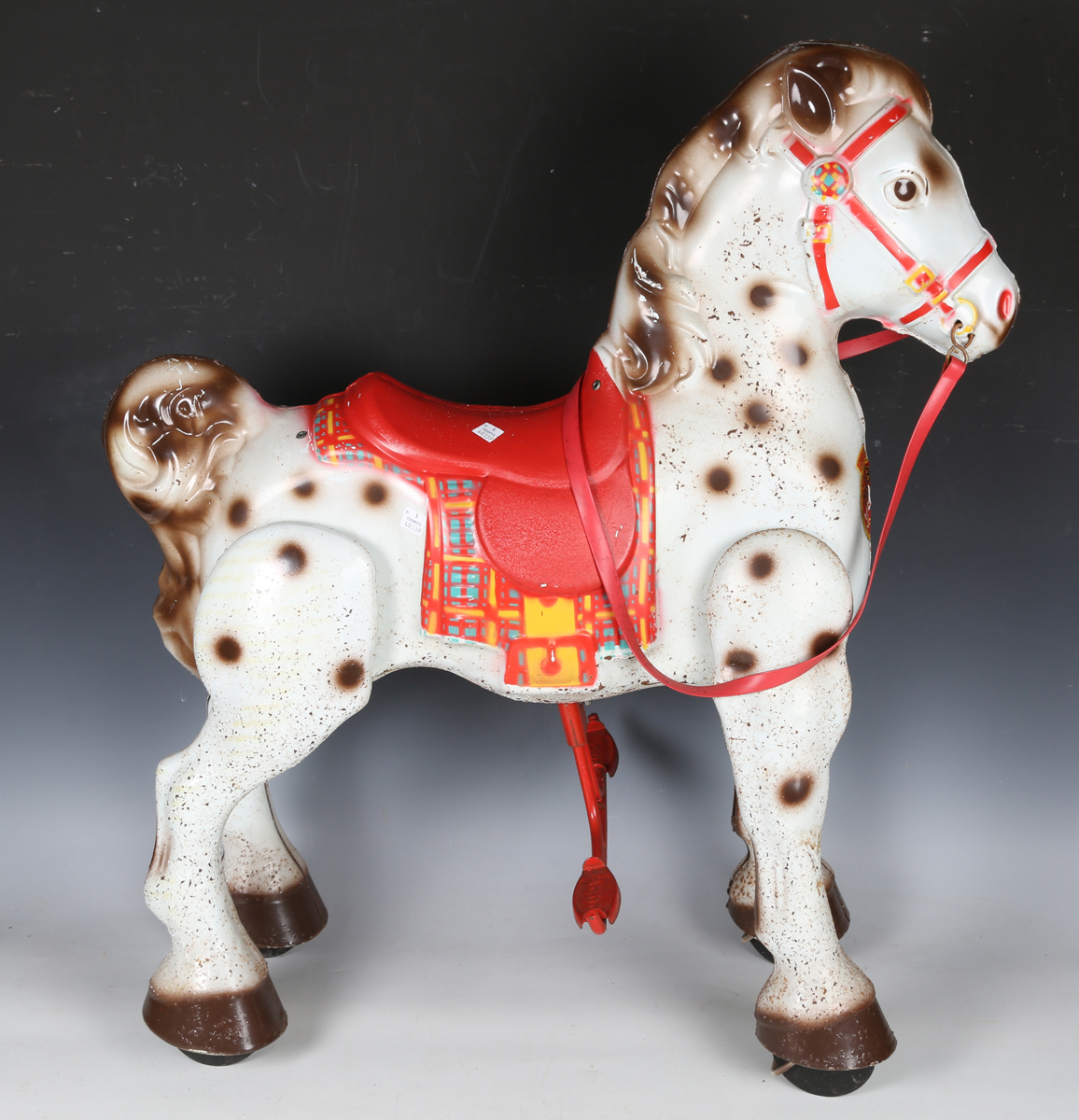 A Mobo Bronco ride-on walking horse, length 66cm (some playwear and surface rust).Buyer’s Premium - Bild 17 aus 18